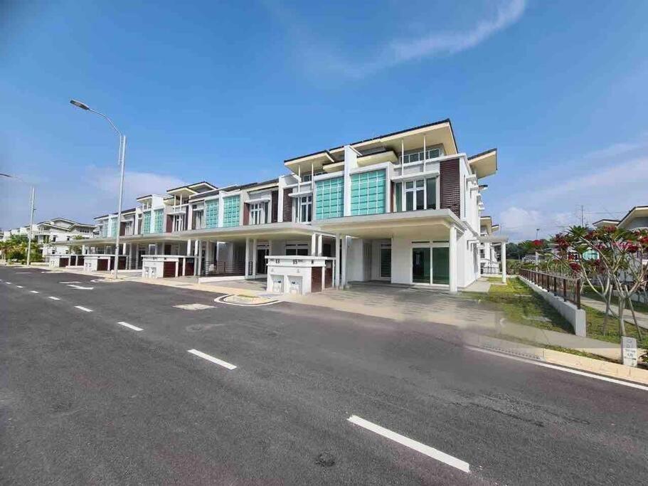 Luxury 2-Storey Terrace House Near Ioi City Mall プトラジャヤ エクステリア 写真